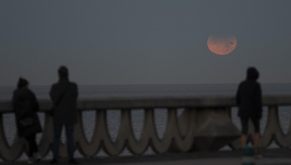 Imagen de archivo de personas observando un eclipse lunar