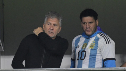 Jorge Messi (L) junto a su hijo Rodrigo durante un partido de la selección argentina
