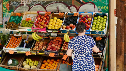 Una mujer compra en una frutería, en una imagen de archivo