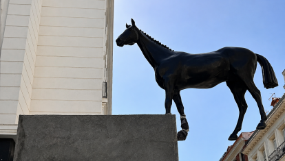 Escultura El rumor de la discordia en la Plaza del Carmen