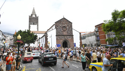Una multitud aguarda en la puerta de la catedral de Funchal en Madeira