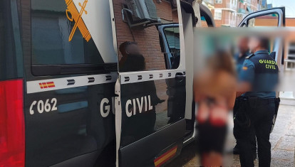 Agentes de la Guardia Civil con uno de los progenitores detenidos