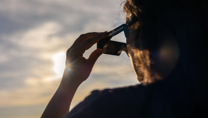 Mujer observado un eclipse de sol