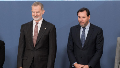 El Rey Felipe VI durante el acto de entrega del IX Premio Reino de España a la Trayectoria Empresarial, junto al ministro de Transportes, Óscar Puente