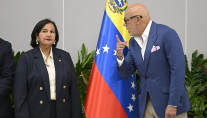 La opositora Dinorah Figuera y el dirigente chavista Jorge Rodríguez tras la primera sesión de negociaciones en Caracas