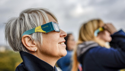 Una persona contemplando un eclipse solar