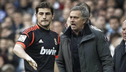 El entrenador del Real Madrid, el portugués José Mourinho (d), y el portero del equipo, Iker Casillas, durante un partido contra la Real Sociedad en 2013