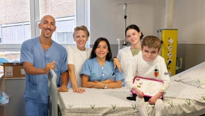 Imagen de Leo con la camiseta del Valencia CF junto a su familia en el hospital