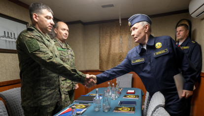 Vladimir Putin abordo del buque de misiles de crucero guiados Varyag en la Isla de Sajalín, frente a las islas Kuriles