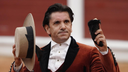 El rejoneador Diego Ventura saluda con su trofeo en el festejo de rejones de la Feria taurina de Begoña