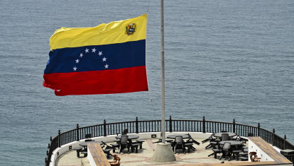 La bandera de Venezuela en el puerto de La Guaira