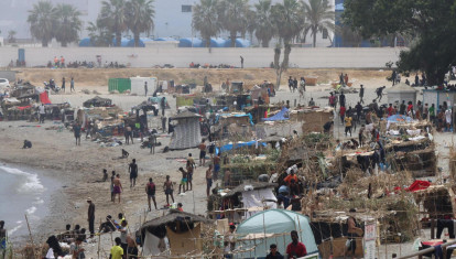 Chabolas instaladas por los inmigrantes en la la playa El Trampolín de Ceuta.
