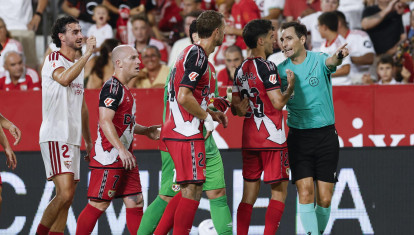 Los jugadores del Rayo protestan al árbitro De Burgos Bengoetxea (d) durante el partido de la primera jornada de LaLiga que Sevilla FC y Rayo Vallecano