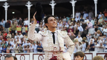 Andrés Roca Rey sale a hombros tras cortar dos orejas en su primer toro durante el festejo de la Feria taurina de Begoña