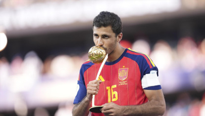 Rodri Hernández, con el trofeo a mejor jugador del Mundial