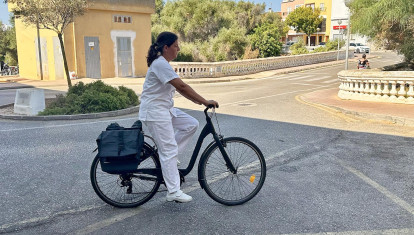Una de las enfermeras que se trasladan en bici a las casas de los pacientes