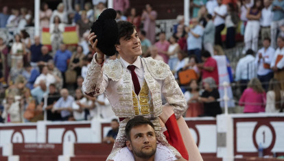Sergio Rollón, a hombros tras ganarse la puerta grande de Gijón al cortar las dos orejas al primero de sus novillos