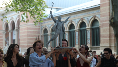 Los participantes llevaron la estatua de Lorca en una