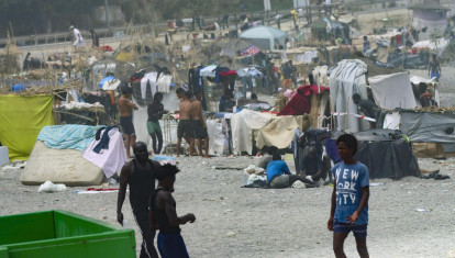 Campamento de inmigrantes en la playa de El Trampolín de Ceuta
