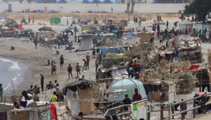 FOTODELDÍA - CEUTA, 14/08/2026.- Vista de la playa El Trampolín de Ceuta donde se encuentran cientos de los migrantes que llegaron a la playa del Tarajal. La entrada masiva de migrantes desde Marruecos a Ceuta, el 30 de julio, ha provocado una tragedia sin precedentes en esta frontera, con más de 70.000 personas que cruzaron a pie o nado al enclave español; 141 muertos, según organizaciones humanitarias, y tensiones entre Madrid y Rabat. EFE/Reduan