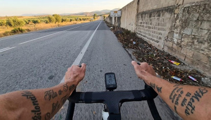Circular en bicicleta por la carretera es una actividad de riesgo a día de hoy