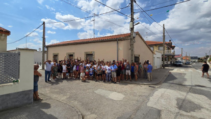 Los vecinos del pueblo celebran la salida de la familia que había ocupado la casa en la que posan