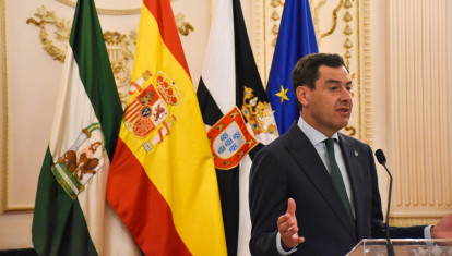 El presidente de la Junta de Andalucía, Juanma Moreno, durante la rueda de prensa en Ceuta
