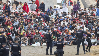 FOTODELDIA CEUTA, 21/08/2026.- La policía vigila a inmigrantes que continúan viviendo en las inmediaciones de la playa del Trampolín en Ceuta, este viernes. El secretario de Estado Juventud e Infancia, Rubén Pérez Correa, ha considerado 