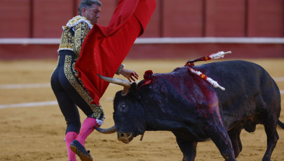 Escribano, en el momento en que le coge el primer toro de su lote