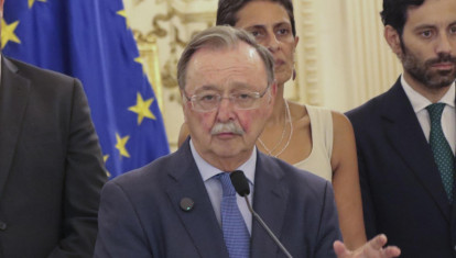 El presidente de la Ciudad Autónoma de Ceuta, Juan Jesús Vivas, con la bandera de la Unión Europea tras él