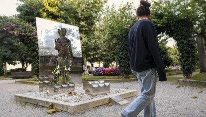Una joven pasa frente a la estatua 'Como agua' en los jardines Valle Inclán de A Pobra de Caramiñal, que recuerda a las víctimas de violencia de género y a Diana Quer en la víspera de que se cumplan diezaños de su desaparición y asesinato a manos de José Enrique Abuín, 'El Chicle'. EFE/Xurxo Martínez