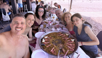 Imagen tomada el pasado 19 de agosto de Diana Morant junto al alcalde de Cullera, Pilar Bernabé y otras personas degustando una fideuá a pie de playa