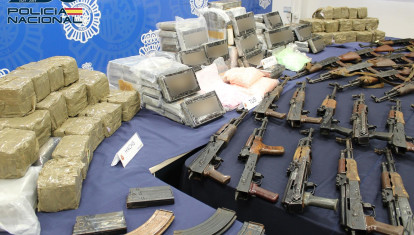Arsenal de armas incautado por la Policía Nacional en una operación en Málaga (archivo)