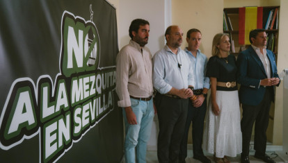 Concejales y diputados de Vox, junto a un cartel que rechaza la construcción de la mezquita de Sevilla (archivo)