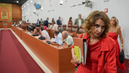 La secretaria general del PSOE-A, María Jesús Montero, abandona el salón de plenos del Parlamento andaluz (archivo)
