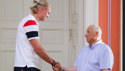 El futbolista Erling Haaland con el Rey Harald V, en el Palacio Real de Oslo