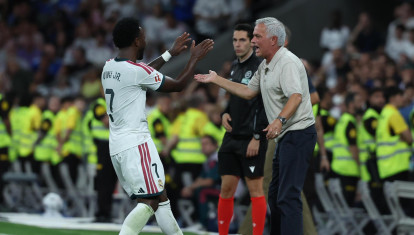 Vinicius Jr. saluda a José Mourinho en el Real Madrid - Real Sociedad