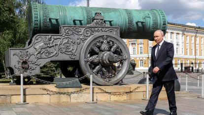 El presidente ruso Vladimir Putin pasa junto a un monumento al Cañón del Zar, antes de un servicio religioso en la Catedral del Arcángel del Kremlin de Moscú