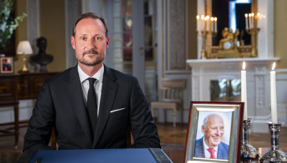 Haakon de Noruega, junto a una imagen de su padre