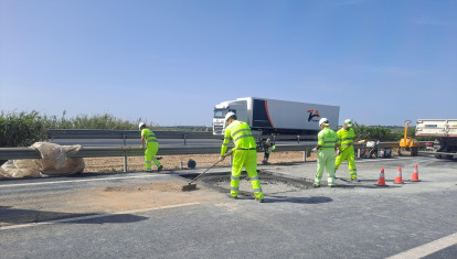 Unos operarios reparan un socavón, en una imagen de recurso