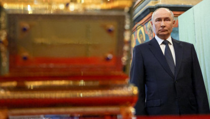 El presidente ruso Vladimir Putin posa junto a las reliquias del Santo Gran Príncipe Dmitry Donskoy