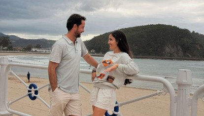 La autora, junto a su marido y padre de sus tres hijos