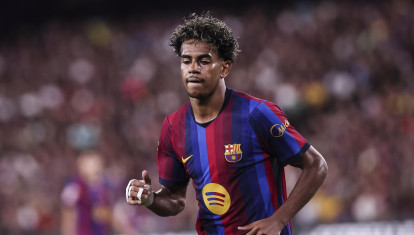 Lamine Yamal corre a por un balón en un partido con el Barça esta temporada