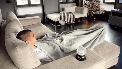 Álvaro Morata en un sofá en uno de los salones de su casa
