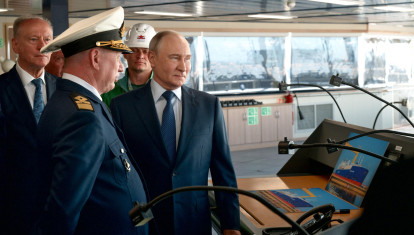 El presidente de Rusia, Vladimir Putin, inspecciona el buque gasero Pyotr Stolypin