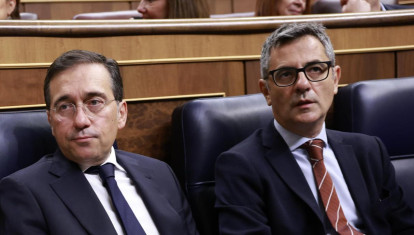 Los ministros José Manuel Albares y Félix Bolaños ayer en el Congreso de los Diputados