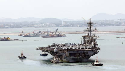 El portaaviones de propulsión nuclear Abraham Lincoln (CVN-72) navega hacia el muelle —con la ciudad turística de Pattaya visible al fondo— en el puerto de aguas profundas de Laem Chabang, en la provincia de Chonburi (Tailandia), el 2 de septiembre de 2026