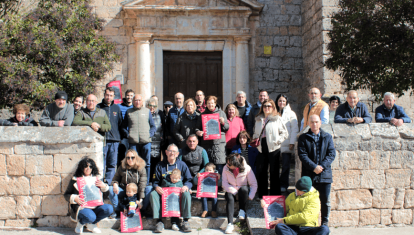 Varios vecinos de Mazuelas, delante de su iglesia