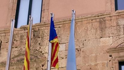 La bandera estelada, en el mástil donde debería estar la bandera española