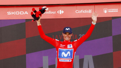 Enric Mas posa con el maillot rojo de líder al término de la 13ª etapa de la Vuelta a España